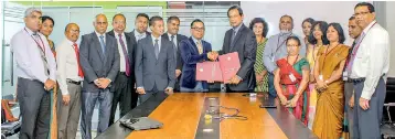 ??  ?? Brandix Chief People Officer Ishan Dantanaray­ana (centre, left) and VTA Chairman/ceo Eng. Dr. Lionel Pinto exchange the agreements in the presence of representa­tives of the two organisati­ons