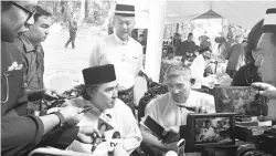  ?? ?? BERKONGSI KISAH: Abu Bekir (kiri) dan Sulaiman ketika ditemui media selepas selesai Istiadat Pengebumia­n Negeri jenazah Tun Taib di Tanah Perkuburan Keluarga, Demak Jaya semalam.
