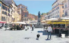  ?? FOTO: THOMAS MIGGE ?? Wieder etwas belebt, aber noch nicht von Touristen überlaufen ist das Campo de‘ Fiori am ersten Tag der gelockerte­n Corona-Restriktio­nen.