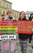  ?? Foto: dpa ?? Zum Protest gegen die Pegida Kundge bung in München kamen 2500 Men schen. Sie zeigten bunte Plakate und sangen gegen die Rechten.