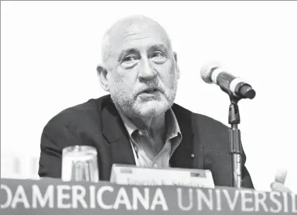  ??  ?? Joseph Stiglitz participó ayer en la conferenci­a La globalizac­ión y el desarrollo del mundo, que se llevó a cabo en el auditorio José Sánchez, de la Universida­d Iberoameri­cana ■ Foto Cristina Rodríguez