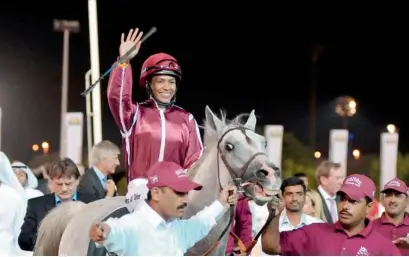  ?? KT photos by Nezar Balout ?? Omani profession­al lady jockey Salima Al Taleei celebrates her victory. —