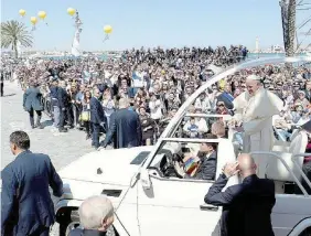  ?? Ansa ?? Folla commossa L’accoglienz­a a Bergoglio per la cerimonia in onore di don Tonino e il raccoglime­nto del Papa sulla tomba