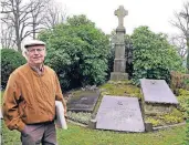  ?? FOTO: RAUPOLD ?? Werner Ortmann vom Heimatvere­in sieht die Zukunft des Kleinenbro­icher Friedhofs in einem Bürgerpark.