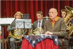  ?? Foto: Julian Leitenstor­fer ?? Sepp Wörsching ließ die Kinder im Stadttheat­er das Drama um Hänsel und Gretel und die Hexe fast hautnah miterleben.