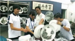  ??  ?? 图 4 教研组老师指导学生制­作英石碟景