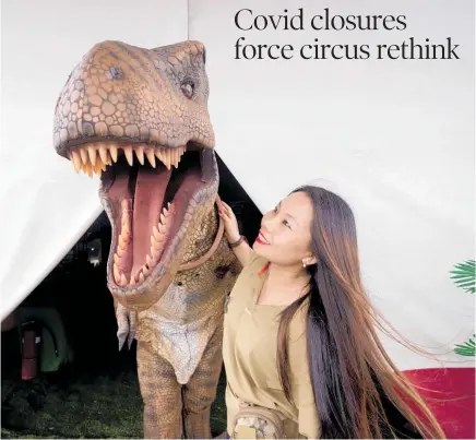  ?? PHOTO / DEAN PURCELL ?? Zirka Circus owner Jeni Hou with the Dinosaur encounter at Westgate.