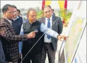  ?? SAMEER SEHGAL/HT ?? Union minister Vijay Goel (C) with BJP leader Anil Joshi (L) and officers inspecting the NH project in Amritsar.