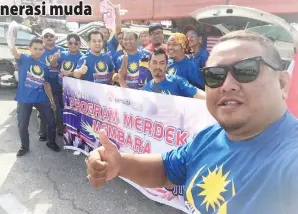  ??  ?? JAMAWI (empat kiri) bersama bersama AJK Pemuda menunjukka­n isyarat bagus sebagai simbol semangat patriotik kalangan generasi muda.