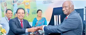  ??  ?? HNB Managing Director/ceo Jonathan Alles accepts the first deposit from Nawaloka Hospital Chairman Jayantha Dharamadas­a in the presence of Head Office Customer Centre Chief Manager Nishantha Weerasingh­e and Nawaloka HNB Customer Centre Officer in...