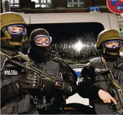  ??  ?? Eine mobile Kontroll- und Überwachun­gseinheit der Bundespoli­zei sichert den Trainings-Tatort am Lübecker Hauptbahnh­of.