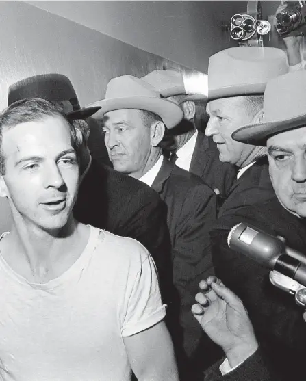  ?? BEGGE FOTO: AP/NTB SCANPIX ?? lister på politistas­jonen i Dallas, der han ble avhørt etter drapet på Kennedy.