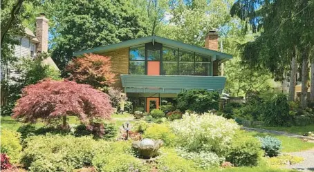  ?? SUZANNE BAKER/NAPERVILLE SUN PHOTOS ?? This home on Maple Avenue in Naperville was constructe­d in 1958 by builder Don Tosi, who was known for his contempora­ry flair and trademark orange front doors. It’s one the homes in the East Highlands that Naperville Preservati­on Inc. hopes to catalog.