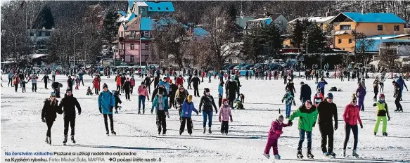  ?? Foto: Michal Šula, MAFRA ?? Na čerstvém vzduchu Pražané si užívají nedělního odpoledne
na Kyjském rybníku.