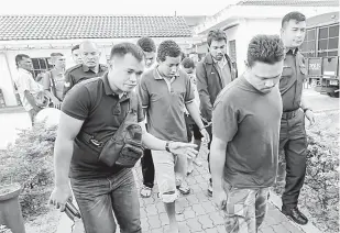  ?? — Gambar Bernama ?? DIDAKWA: Lapan lelaki Orang Asli termasuk seorang anggota tentera berpangkat sarjan dihadapkan ke Mahkamah Sesyen di Ipoh, semala atas pertuduhan menyebabka­n kematian seorang lelaki enam tahun lalu.