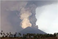  ?? Photo/Firdia Lisnawati (AP ?? A view of the Mount Agung volcano erupting in Karangasem, Bali, Indonesia, Monday, Nov. 27, 2017. The volcano on the Indonesian tourist island of Bali erupted for the second time in a week on Saturday, disrupting internatio­nal flights even as...