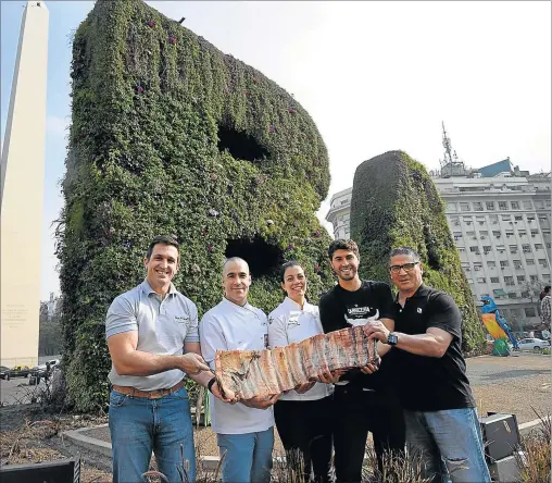  ?? FOTOS: NESTOR GRASSI ?? CARNE. Forestello, de Siga la Vaca; Caverzasch­i, de Las Lilas; Sorba; Ramos, de Nuestro Secreto; Sitz, de La Carnicería; y Gómez, de El Mirasol.