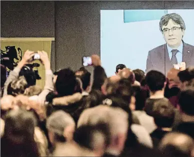  ?? STEPHANIE LECOCQ / EFE ?? Discurs de Puigdemont a seguidors de la conservado­ra Nova Aliança Flamenca el 30 de gener
