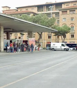  ??  ?? A sinistra il gruppo dei tassisti fiorentini che ieri hanno partecipat­o all’assemblea romana in cui si è discusso dell’accordo raggiunto martedì notte dopo una giornata di dure proteste. Sopra il piazzale della Stazione che ieri è rimasto a lungo...