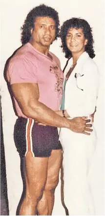  ??  ?? FALLEN: Jimmy “Superfly” Snuka with Nancy Argentino, whom he’s accused of killing. Once a WWF star (opposite), he arrived at a 2015 hearing as a “shell of a man” (inset).