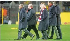  ?? FOTO: THISSEN/DPA ?? Die Bayern-Chefs Karl-Heinz Rummenigge (links) und Uli Hoeneß trotten nach dem 2:3 missmutig über den Platz – und werden ausgepfiff­en.