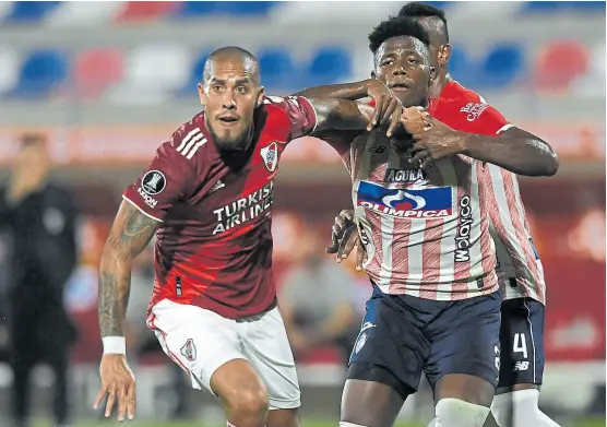  ?? @riverplate ?? Maidana, con los ojos clavados en el centro que caerá sobre el área de River; el equipo de Gallardo reaccionó en el segundo tiempo