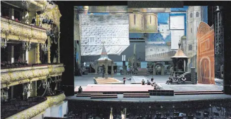 ?? FOTOS: DPA ?? Auf der Bühne bauen Techniker des Bolschoith­eaters die Kulisse für die Oper „Boris Godunow“von Modest Mussorgski auf.