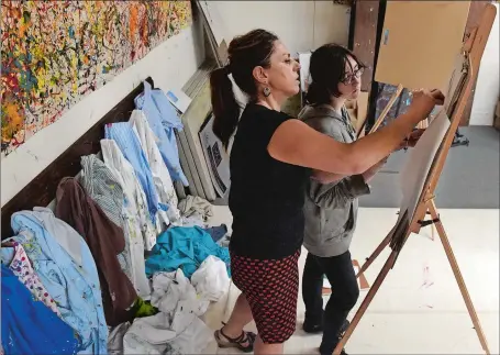  ?? PHOTOS DANA JENSEN/THE DAY ?? Above, instructor Teresa Bonillo, left, works with Leah Donovan, 15, of Montville during an art class held by Lyme Academy College of Fine Arts Thursday at the Lyman Allyn Art Museum in New London. Kimberly Green, 16, of New London, top photo, and Eric...