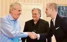  ?? Foto: Twitter/J. Ovčáček ?? V Lánech... Poslanec AfD Petr Bystroň s prezidente­m Milošem Zemanem. Uprostřed exporadce Trumpa Steve Bannon.