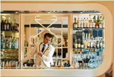  ?? Foto: Pribyl ?? Barchef Erik Lornicz in der American Bar: „Wie schon vor mehr als 100 Jahren wollen wir auch heute neue und moderne Cocktails kreieren.“