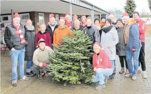  ?? Foto: Spvg. Steinhagen ?? Ein Großteil des Helfer-Teams hat nach der Aktion für das Foto Position bezogen. Dieser Baum war noch da – aber sicherlich auch schon verplant.