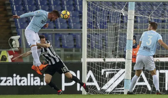  ??  ?? Occasione Il colpo di testa del laziale Milinkovic­Savic, nel primo tempo, bloccato a terra da Buffon