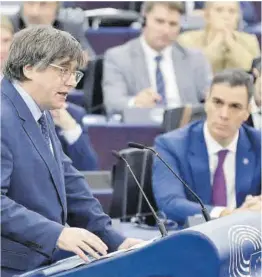  ?? Ronald Wittek / Efe ?? Puigdemont y Sánchez, en el Parlamento Europeo el 13 de diciembre.