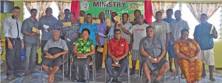  ??  ?? Minister for Agricultur­e Mahendra Reddy (centre) with farmers from Dreketi who received their Cash for Cultivatio­n confirmati­on.