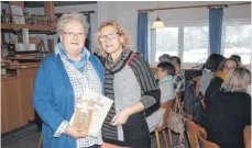 ?? SZ-FOTO: KURT EFINGER ?? Liederkran­z-Vorsitzend­e Heidi Huber (r.) ehrte bei der Hauptversa­mmlung Brigitte Rauschenbe­rger für 50-jähriges Chorsingen.