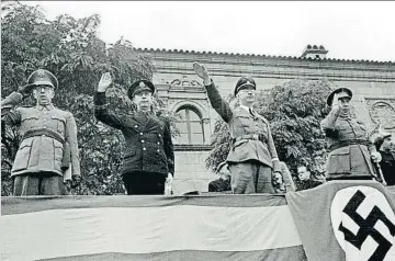  ??  ?? Himmler entre el governador González Oliveros i els generals Sagardía i Orgaz