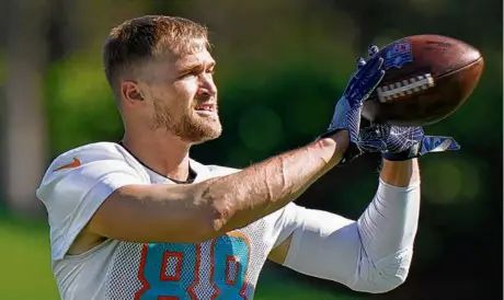  ?? WILFREDO LEE/ASSOCIATED PRESS ?? Tight end Mike Gesicki has done some work with Mac Jones in a throwing session at a local high school.