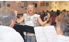  ?? FOTO: MOLL (ARCHIV) ?? Das traditione­lle Waffelesse­n beim Frauenchor „Hobby Singers“in Hahnenberg – hier mit Dirigentin Adriana Gerl – zieht immer viele Zuhörer an. Jedes Jahr laden sich die Frauen Gastchöre ein.