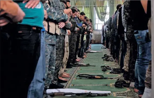  ?? HOSAM KATAN / REUTERS ?? Oración del viernes en el barrio de Sala al Din, en Alepo, ciudad ocupada por los rebeldes y de nuevo en el centro de los combates