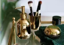  ?? H&M ?? Brass inspired accessorie­s by H&M in Poppy Delevingne’s home.