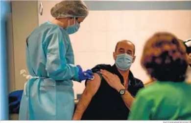  ?? PHOTOGRAPH­ERSSPORTS ?? Una enfermera administra la vacuna al residente de un centro de mayores en Granada.