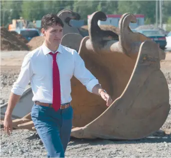  ??  ?? Justin Trudeau, sur le site du futur entrepôt d’Amazon, lundi, à Ottawa. – La Presse canadienne: Adrian Wyld