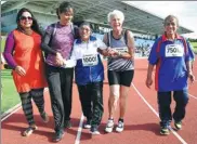  ?? MICHAEL BRADLEY / AGENCE FRANCE-PRESSE ?? 101-year-old Man Kaur (center) celebrates after competing in the 100-meter sprint in the 100+ age category at the World Masters Games at Trusts Arena in Auckland, New Zealand, on Monday.