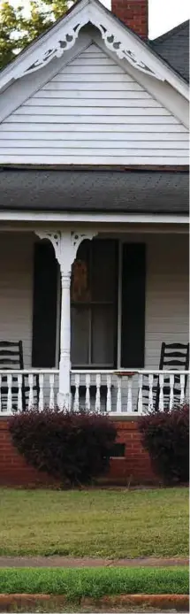  ?? ALLE FOTO: MATT MCCLAIN, THE WASHINGTON POST ?? Jimmy og Rosalynn Carter rusler hjem fra middag hos en nabo i Plains, Georgia. Livvaktene fra Secret Service, en tjeneste presidente­ne beholder livet ut, følger dem.