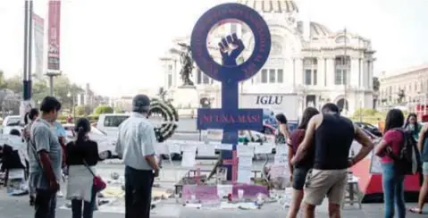  ?? | CUARTOSCUR­O ?? Este 8 de marzo se erigió un nuevo antimonume­nto en la ciudad tras la marcha por el Día Internacio­nal de la Mujer.