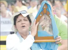  ??  ?? Cada 18 de octubre es tradición participar de la misa con la ermita que contiene la imagen de la Virgen de Schoenstat­t.