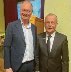  ?? Foto: Ulf Lippmann ?? ARD-Wetterexpe­rte und Meteorolog­e Sven Plöger (links) war zu Gast bei der Sparkasse in Mindelheim. „Zieht euch warm an, es wird heiß!“hieß sein Vortrag, zu dem ihn der Vorstandsv­orsitzende Thomas Munding herzlich begrüßte.