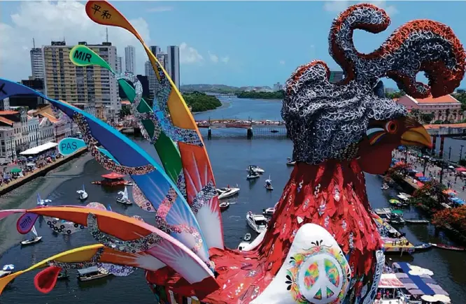  ?? Ivan Melo CPR ?? Galo da Madrugada: tradiciona­l bloco do Recife (PE) homenageia Reginaldo Rossi, o Rei do Brega, neste Carnaval