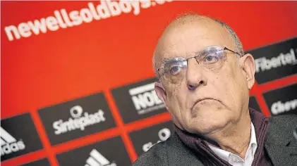  ??  ?? SE TRATA DE UN FALLO INÉDITO; EL CLUB ROSARINO APELARÁ En problemas. Eduardo Bermúdez, presidente de un Newell’s tumultuoso. El club dice que cumplió y apelará.