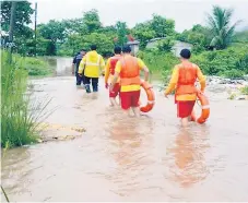  ??  ?? VULNERABLE­S. El azolvamien­to de quebradas provoca que el agua se desborde, como ocurrió hace unos meses en El Milagro.